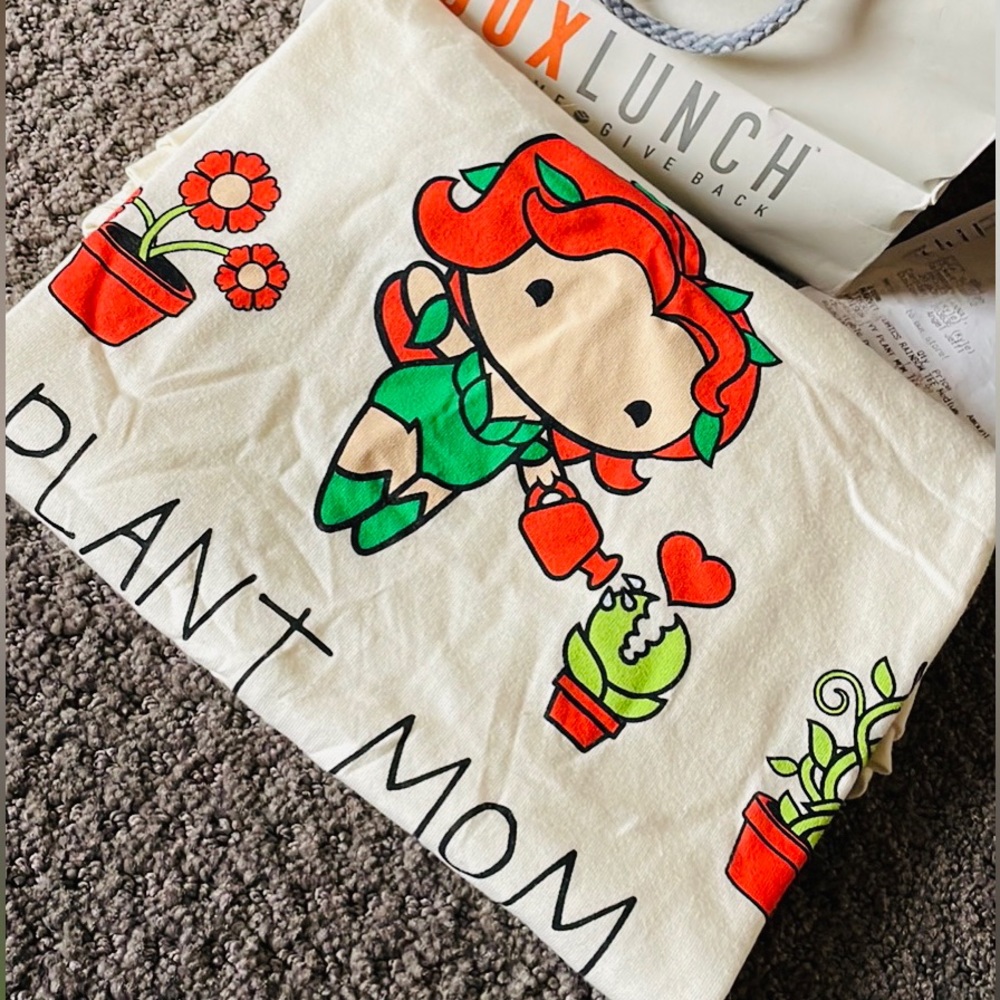 NWOT DC Comics Batman Superhero Poison Ivy Plant Mom t-shirt from Box Lunch
